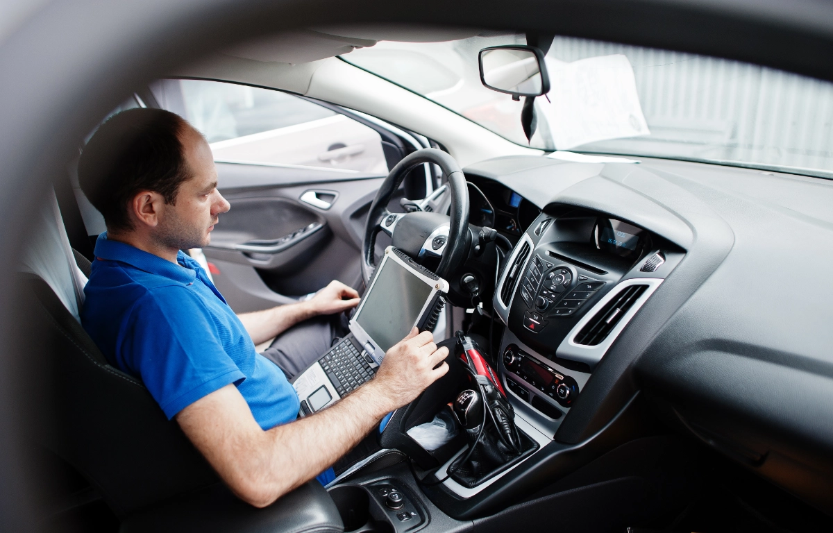 Technik programujący sterownik ECU samochodu w serwisie Bosch Lubliniec