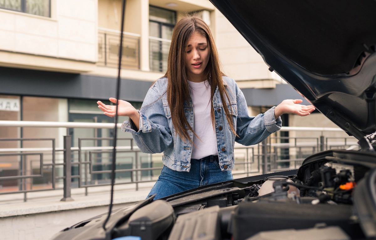 Mechanik diagnozujący problem z uruchomieniem silnika samochodu w serwisie Lubliniec