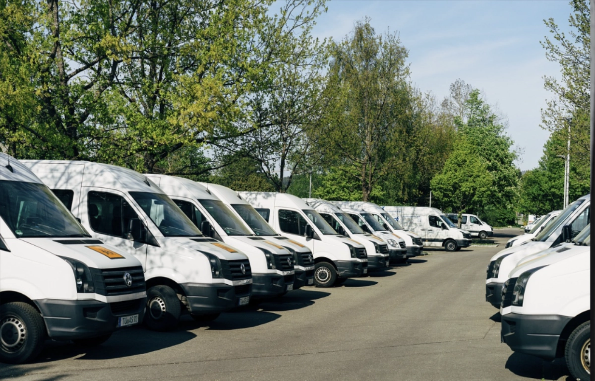 Mechanik serwisujący samochód dostawczy w warsztacie RPM Service Lubliniec