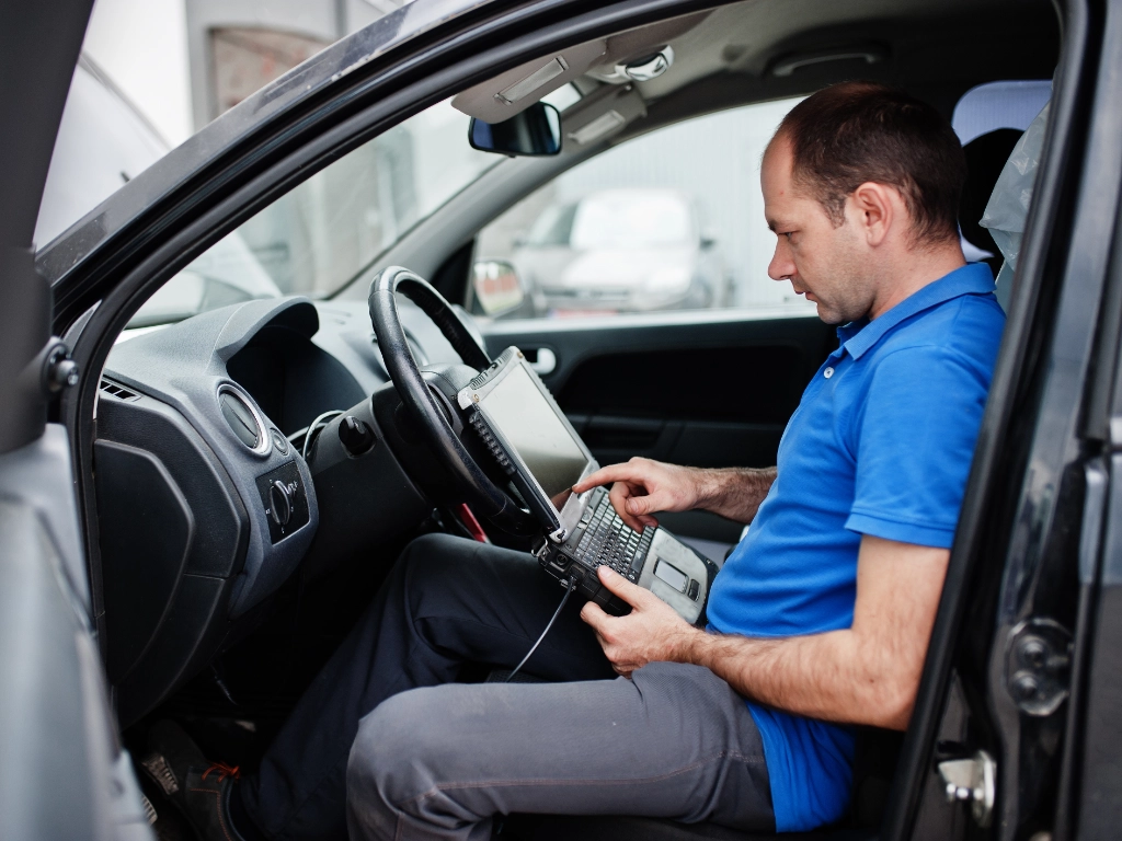 diagnostyka-obd Diagnosta podłączający tester OBD Bosch KTS w serwisie Lubliniec – diagnostyka komputerowa samochodu