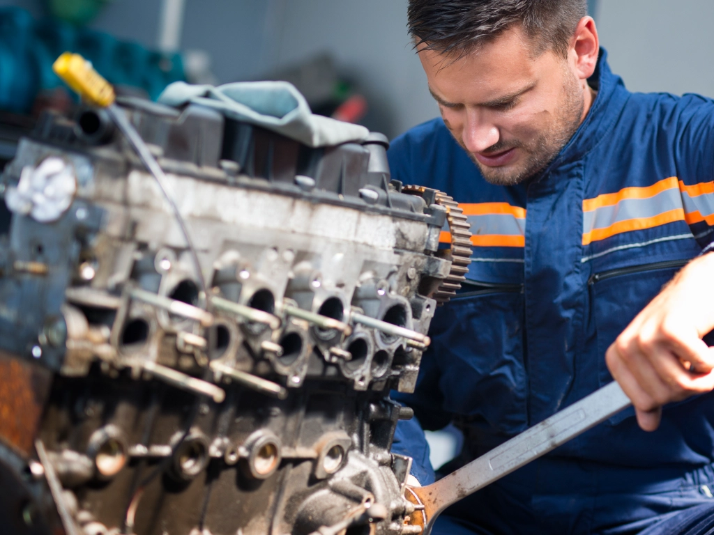 naprawa-silnika Mechanik diagnozujący silnik samochodu w Bosch Service Lubliniec