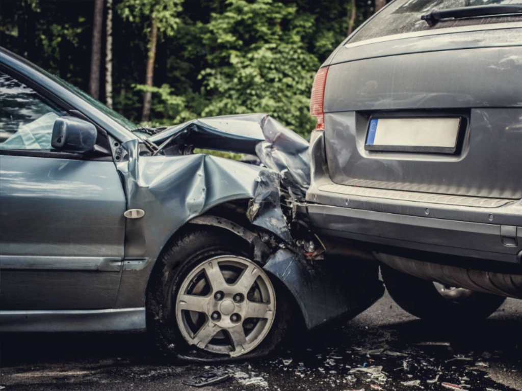 przeglad-po-wypadku Mechanik oceniający uszkodzenia powypadkowe samochodu w Lublińcu