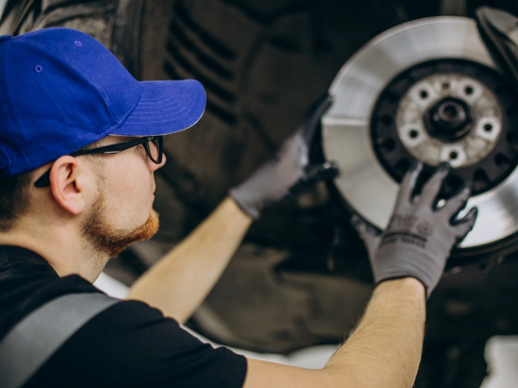 uklad-hamulcowy Mechanik wymieniający klocki hamulcowe w Bosch Service Lubliniec – naprawa układu hamulcowego