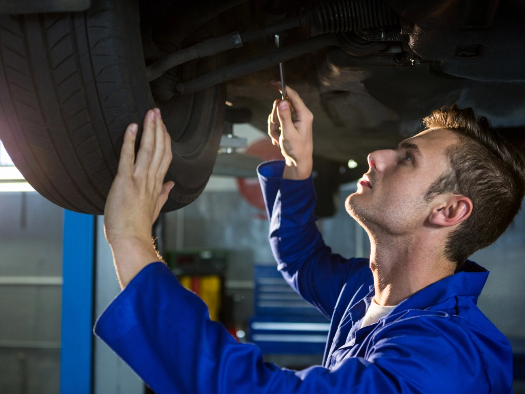 Mechanik naprawiający zawieszenie samochodu w Bosch Service Lubliniec