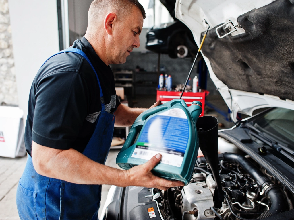 wymiana-oleju Mechanik wymieniający olej silnikowy w Bosch Service Lubliniec ul. Curie Skłodowskiej 91