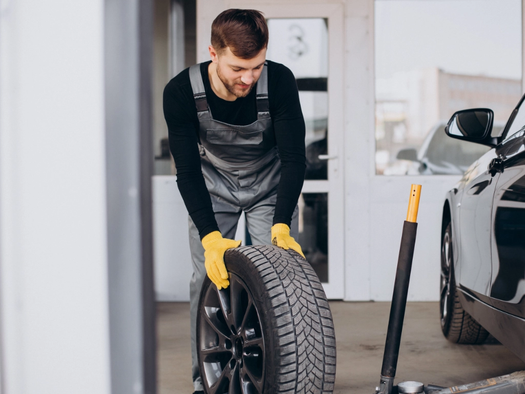 wymiana-opon Mechanik wymieniający opony zimowe na letnie w serwisie Bosch Service Lubliniec