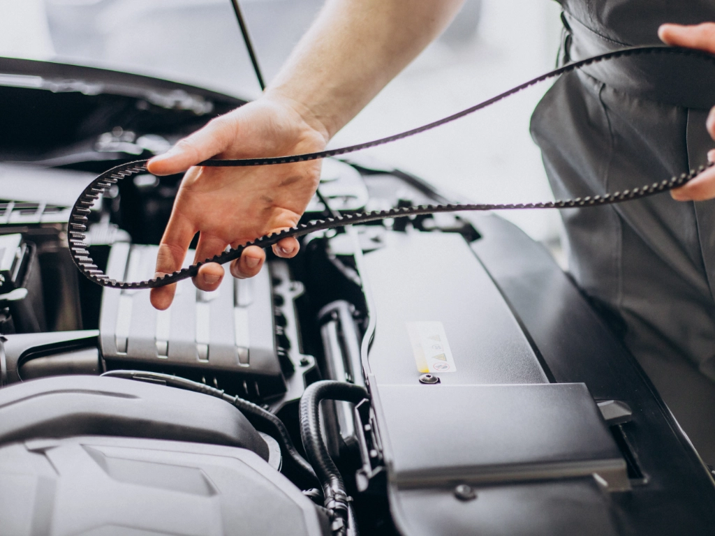 Mechanik wymieniający pasek rozrządu w Bosch Service Lubliniec – naprawa silnika